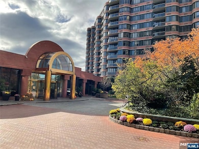 100 Carlyle Dr unit 1J N, Cliffside Park, NJ 07010 - photo 7