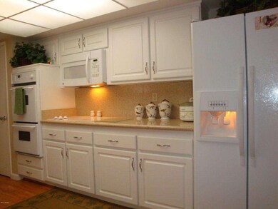 3 NICE BRIGHT KITCHEN