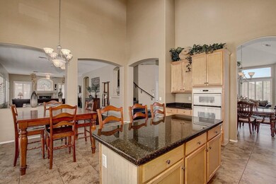 ISLAND WITH BREAKFAST SEATING