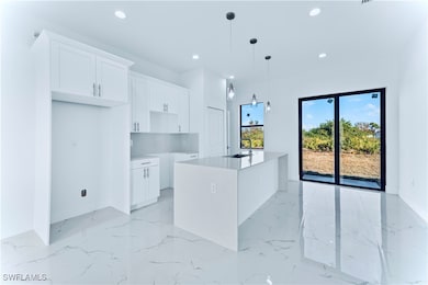 Kitchen with a center island with sink, decorative
