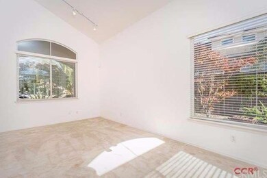 Spacious living room with lots of light and a nice