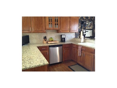 KITCHEN W/GRANITE COUNTERTOPS!!