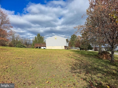 910 E Butter Rd, York, PA 17406 - photo 5