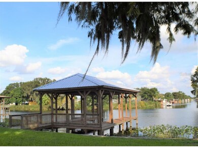 COVERED DOCK WITH LIFT