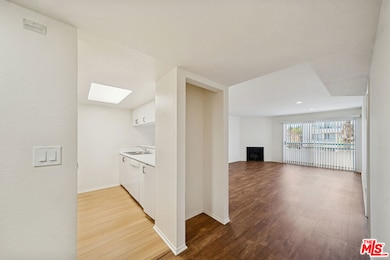 870 Crenshaw Blvd unit 204, Los Angeles, CA 90005 - photo 3