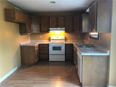 10207 W 49th Place, Shawnee, KS 66203 - photo 2