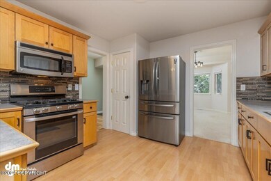 Kitchen w/ Pantry