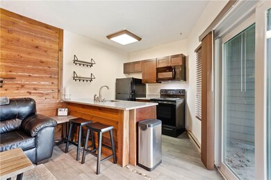 DO BREAKFAST OR CASUAL MEALS AT THE BREAKFAST BAR!