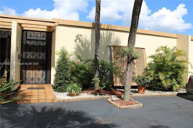 15512 Sharpecroft Dr, Hialeah, FL 33014 - photo 2