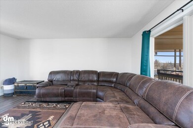 04-Living Room_MAX5232
