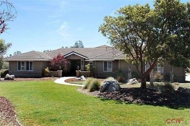 Ã¢â‚¬Â¢Granite counters in kitchen, white cabinets