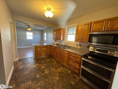 613 W Maple St, Centerville, IA 52544 - photo 4