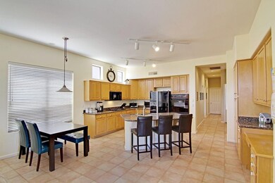 Kitchen w Breakfast Nook