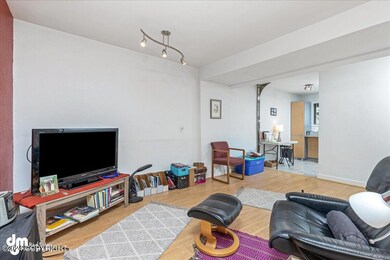 05-Living Room 20240419-DW-8642