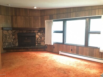 Living Room w Fireplace