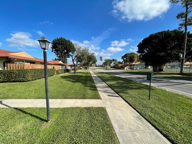 4413 Woodstock Dr unit D, West Palm Beach, FL 33409 - photo 2