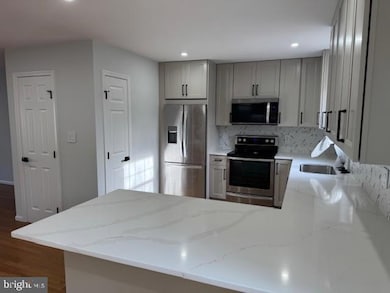 5623 Glenwood Mews Dr, Alexandria, VA 22315 - photo 2