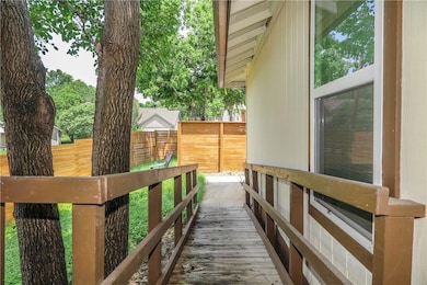 3905 Chase Cir unit B, Austin, TX 78721 - photo 3