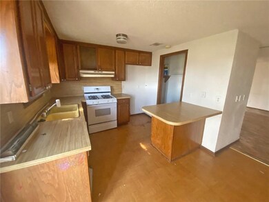 1002 Swan Lake Ct, Edmond, OK 73003 - photo 3