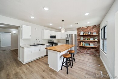 304 SE 4th St, Pryor, OK 74361 - photo 4