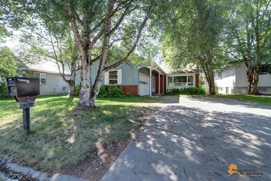 Exterior nicely treed lot