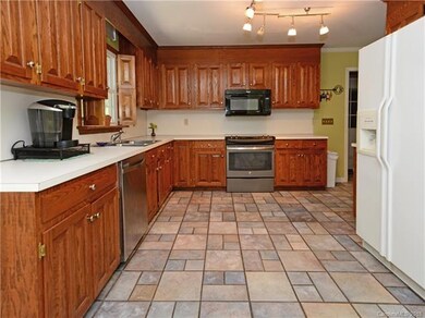 307 Montgomery Dr, Statesville, NC 28625 - photo 3