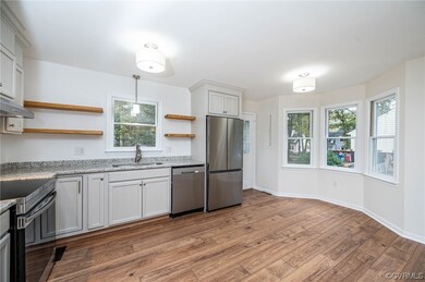 EAT-IN KITCHEN with NEW laminate waterproof floori