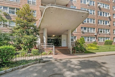 Briar Oaks unit 609, Bronx, NY 10471 - photo 2