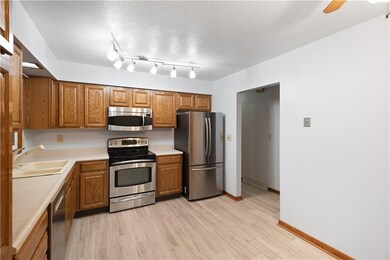 715 S 5th Ave E, Newton, IA 50208 - photo 6