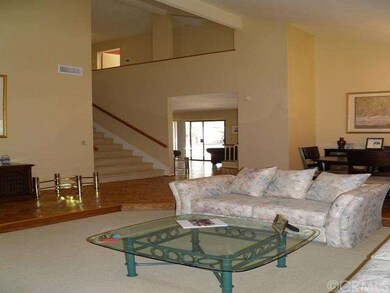  VAULTED CEILINGS! GRAND STAIRCASE!