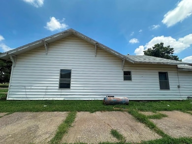 414 E Oklahoma St, Hennessey, OK 73742 - photo 3