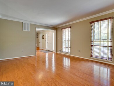 9371 Tovito Dr, Fairfax, VA 22031 - photo 5