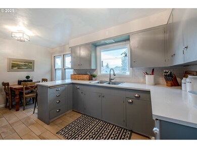 309 W 11th St, the Dalles, OR 97058 - photo 4