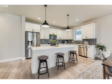 Kitchen-Breakfast Bar