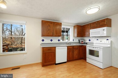 7667 Summerhill Ct, Lorton, VA 22079 - photo 3