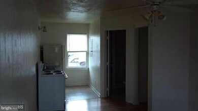 270 N Washington St unit APARTMENT E, Berkeley Springs, WV 25411 - photo 2