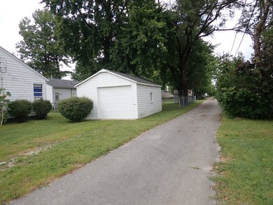 802 Tucker St, Plainfield, IN 46168 - photo 4