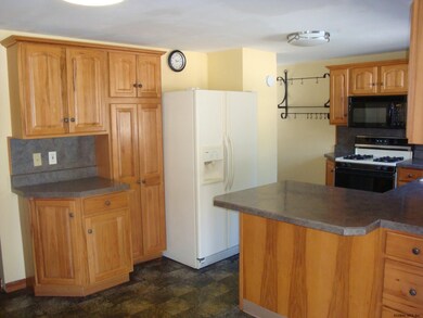 31 Tulip St, Schenectady, NY 12306 - photo 7