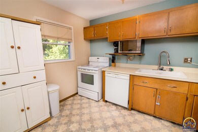 3101 SW Grand Ct, Topeka, KS 66614 - photo 6