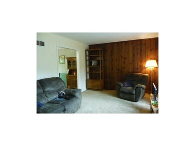 Living room next to eat-in dining rm/kitchen, carp