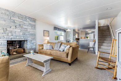 002-photo-living-room-6529964