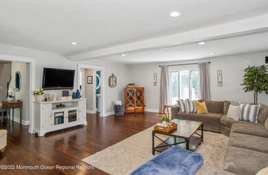 _RMJ2622 family room