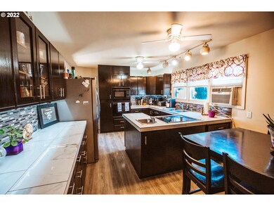 705 E 17th St, the Dalles, OR 97058 - photo 5