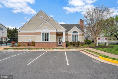 9209 Cardinal Forest Ln unit 19, Lorton, VA 22079 - photo 2