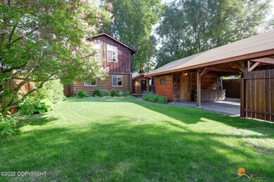 Sunny Private Back Yard