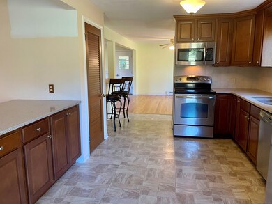 1044 Dunbar Hill Rd, Hamden, CT 06514 - photo 6