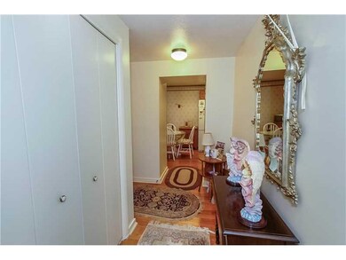 Entry/Foyer.