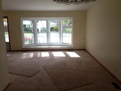Dining Room NEW CARPETS AND PAINT THRUOUGHT!