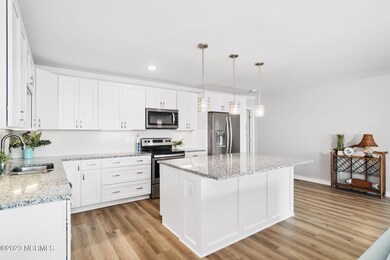 Kitchen w/ island seating