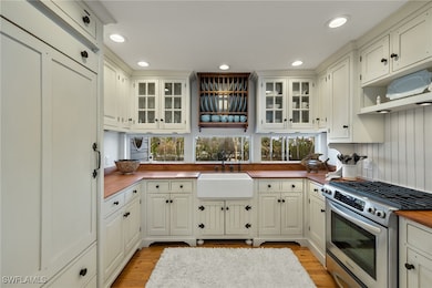 Kitchen with light hardwood / wood-style floors, h